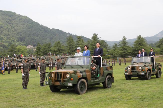 20일 육군수도기계화보병사단이 개최한 ‘역대 선배 전우 및 가족 초청 행사’에서 고 권준 초대 사단장의 손자 부부인 권영빈(앞차 오른쪽) 중앙대 교수와 강정애(앞차 가운데) 숙명여대 총장 등 주요 참석자들이 열병하고 있다.  부대 제공