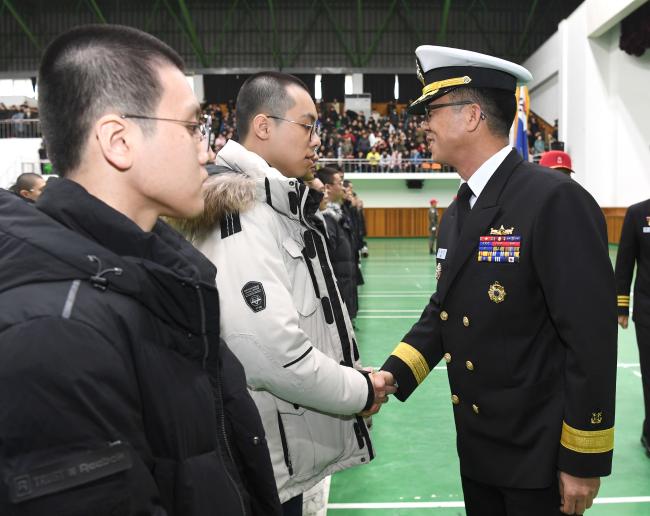 6일 해군교육사령부 호국관에서 ‘제663기 해군병&middot;제403기 의경 입영식’이 진행되는 가운데 이상곤(오른쪽) 기초군사교육단장이 입영 장정과 악수하고 있다.   부대 제공