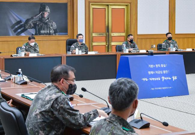 서욱(정면 왼쪽 둘째) 육군참모총장이 28일 계룡대 대회의실에서 열린 작전&middot;군 기강 쇄신 주요 지휘관 집중 대책 토의에서 발언하고 있다.  육군 제공