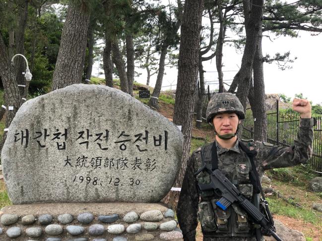 조영훈 대위가 실전과 같은 교육훈련을 바탕으로 주어진 임무를 완수해나갈 것을 다짐하며 기념사진을 찍고 있다. 부대 제공