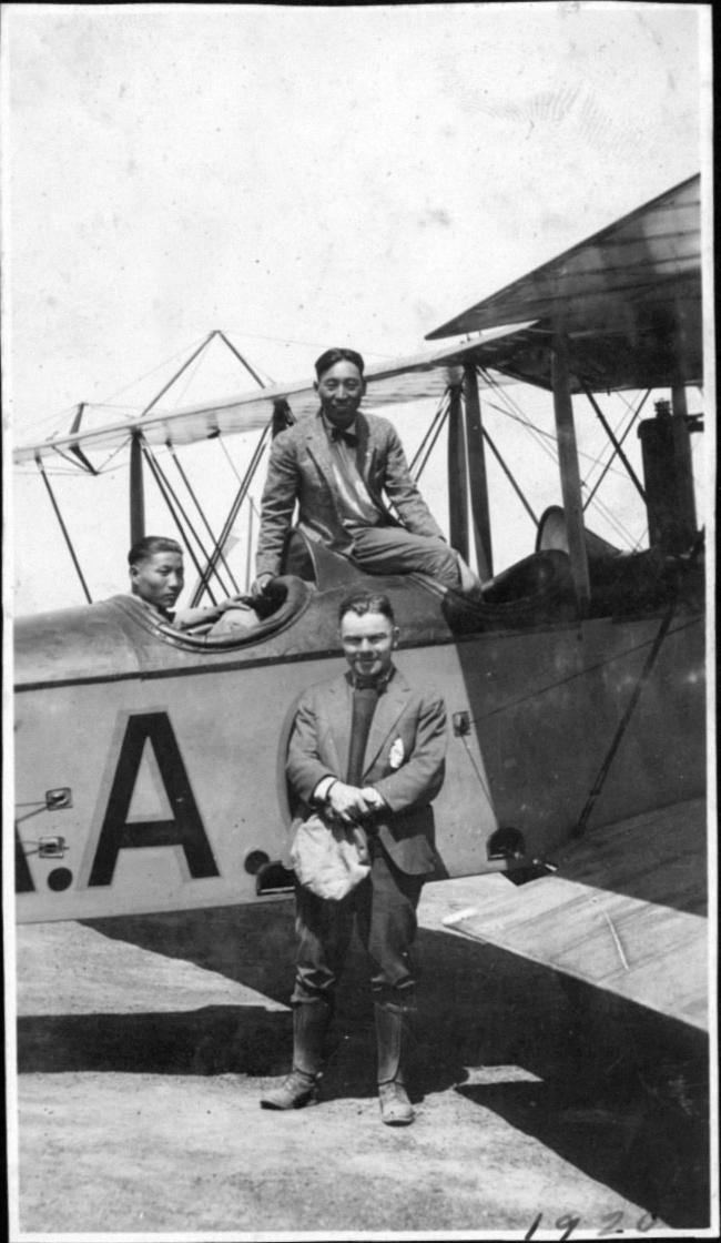 윌로우스 비행학교의 미국인 교관 브라이언트(앞줄)와 학생들.  공군사관학교 공군박물관 제공