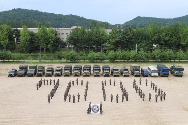 차량 무사고 7000일을 달성한 육군2기갑여단 불사조대대 장병들이 대기록 달성을 자축하며 기념사진을 찍고 있다.  부대 제공