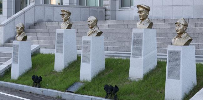 서울 노원구 육군사관학교 교정에 설치된 독립영웅 5인의 흉상. 왼쪽부터 홍범도 장군, 지청천 장군, 이회영 선생, 이범석 장군, 김좌진 장군. 조종원 기자