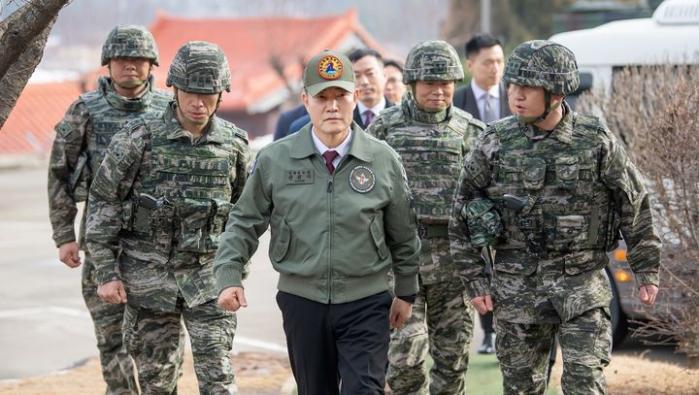 Defense Minister Shin Won Sik visits the 2nd Marin