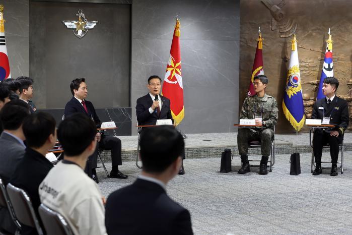 Defense Minister Shin Won Sik (third on the right)