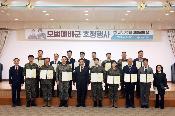 Defense Minister Shin Won Sik (fifth from the left
