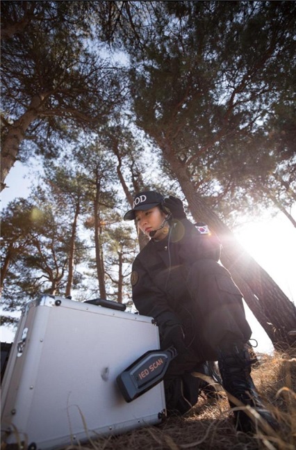 Beauty and courage!! South Korea's first female explosive ordnance disposal agent, an army civilian worker