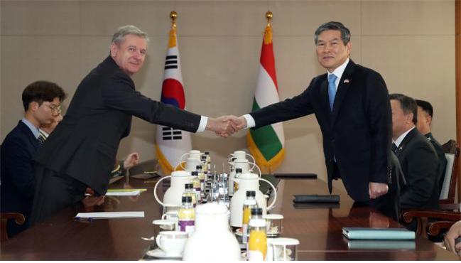 Korea-Hungary sign a National Defense Cooperation MOU