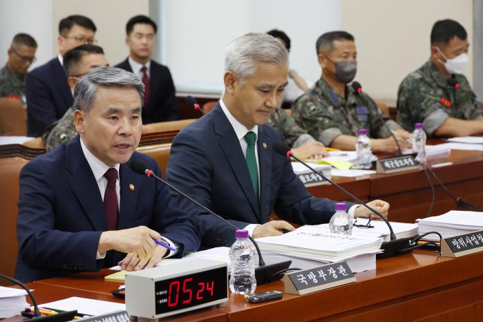 Defense Minister Lee Jong-sup attended a plenary s