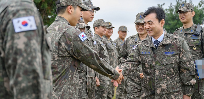 국방부장관, 추석 맞아 패트리어트 포대 방문 이어서 해외파병부대 장병 격려 화상 통화