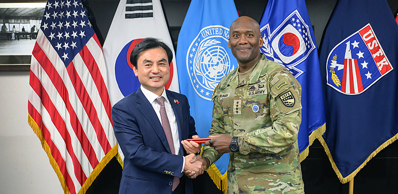 국방부장관 새해 첫 현장지도로 한미연합군사령부 찾아