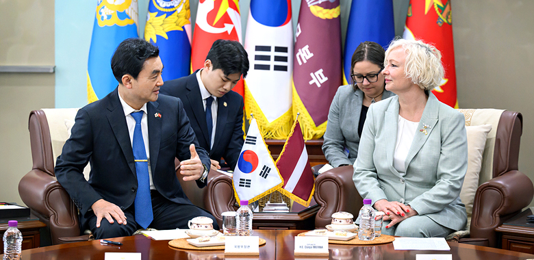 국방부장관, 라트비아 국회의장 접견
