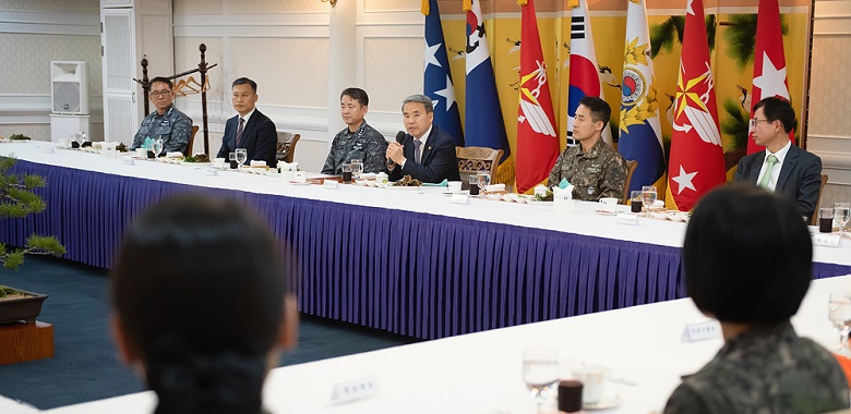 Defense Minister Lee Jong-sup visits ROKN Submarine Force Command