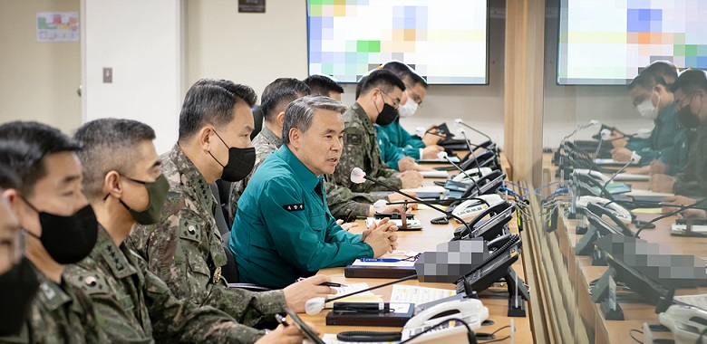 Defense Minister Lee Jong-sup conducts a visit and inspection of the Freedom Shield (FS) exercise si