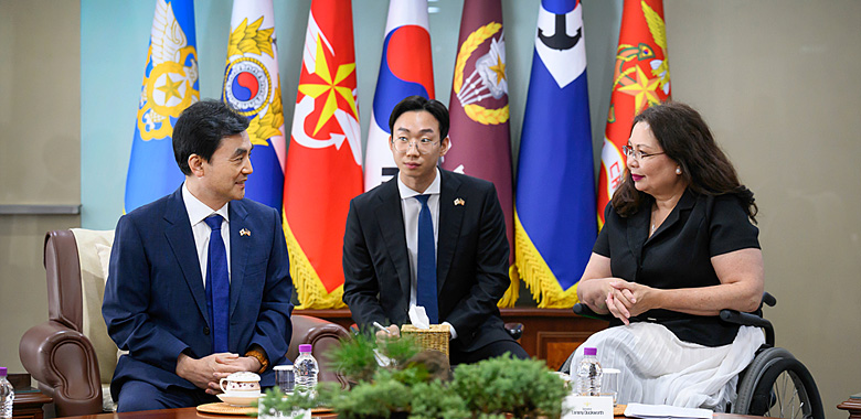 Defense Minister meets with US Senator Tammy Duckworth