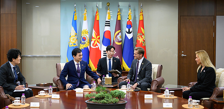 Defense Minister meets with delegation from US House of representatives