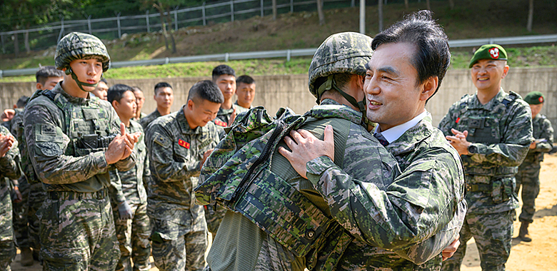 Defense Minister visits Marine Corps Special Reconnaissance Battalion and a post at Maldo Island
