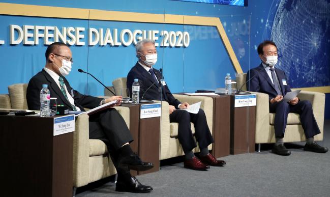 3일 서울 용산구 그랜드 하얏트 호텔에서 열린 ‘2020 서울안보대화’ 3일차 세션에서 사회자와 토론자들이 ‘한반도 평화 프로세스-성과,전망,과제’를 주제로 토론을 하고 있다.왼쪽부터 사회자 위성락 국립외교원 객원교수,토론자 이상철 전쟁기념사업회 회장,한용섭 국방대학교 교수. 이경원 기자