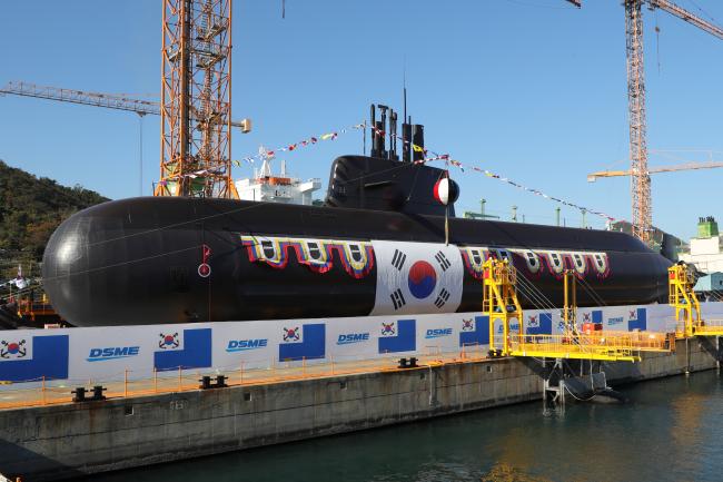 10일 경남 거제 대우조선해양 옥포조선소에서 중형급(3000톤급) 잠수함 2번함 안무함(KSS-III)의 진수식이 열리고 있다. 