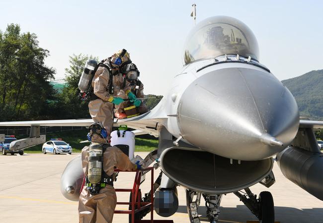 공군15특수임무비행단 지상구조반 장병들이 항공기 사고구조 훈련에서 항공기를 제독하고 있다. 
 사진 제공=김샛별 중사