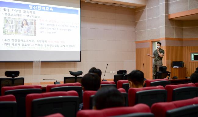 13일 해군1함대 한울강당에서 열린 정신무장 강화 집체교육에서 김민준(중위) 정신전력과장이 맞춤형 대적관 교육을 하고 있다.  사진 제공=배준호 상사