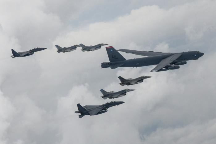 한반도 상공에 전개한 미 B-52H 전략폭격기와 우리 공군 F-15K, 미 공군 F-16 전투기가 한미 연합공중훈련을 하고 있다. 이번 훈련을 통해 한미는 상호 적시적으로 조율된 미국의 확장억제 전력을 신속히 한반도에 전개해 연합작전을 수행하는 능력을 향상시켰다. 합참 제공