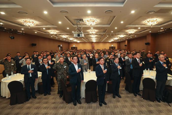 19일 서울 용산구 국방컨벤션에서 ‘북한 핵&middot;미사일 고도화에 따른 육군 대응전략’을 주제로 열린 국방 우주&middot;미사일 전략 포럼에서 참석자들이 국민의례를 하고 있다.