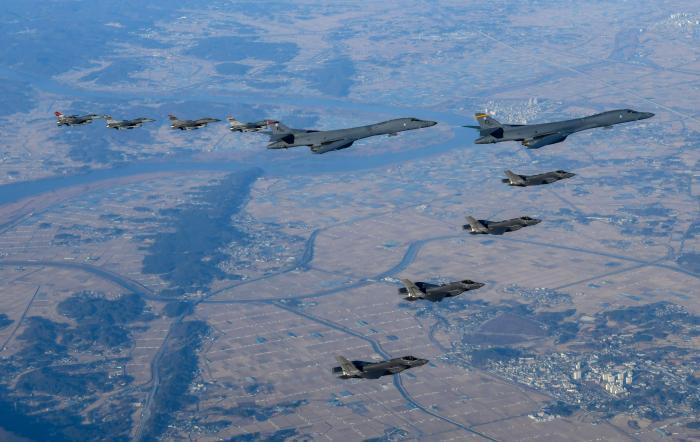 공군 F-35A 전투기와 미 B-1B 전략폭격기, F-16 전투기가 지난해 11월 한미 공군의 연합 공중훈련인 ‘비질런트 스톰’ 중 비행하고 있다. 합참 제공
