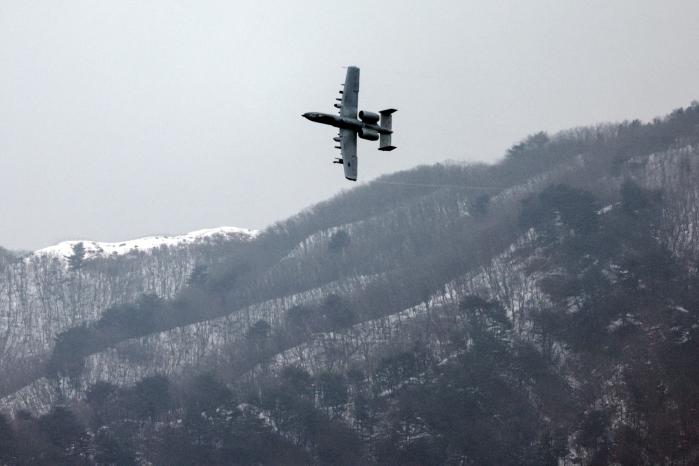 미군의 A-10 공격기가 훈련장 상공을 비행하고 있다.