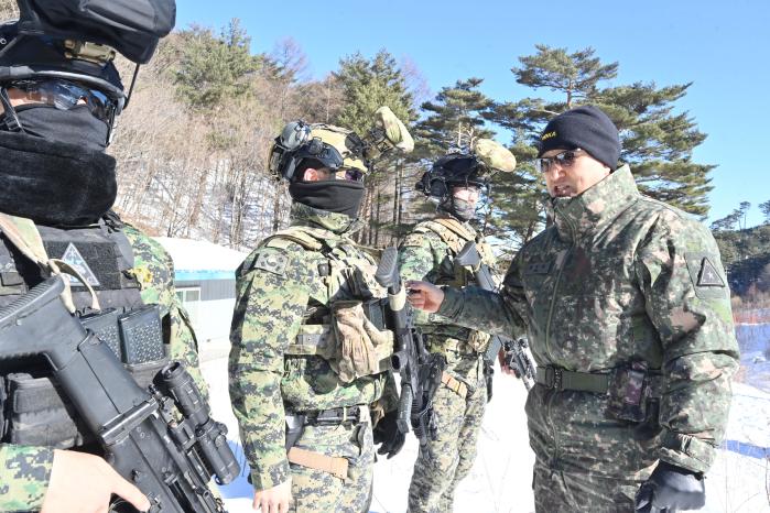 박안수 육군참모총장이 16일 강원도 평창군 황병산을 방문해 설한지 극복 훈련 중인 육군특수전사령부 백호부대 장병들을 격려하고 있다. 육군 제공
