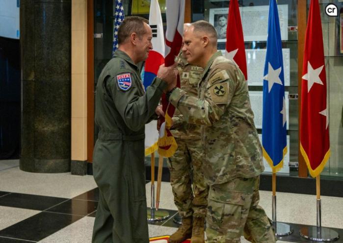 크리스토퍼 라네브(오른쪽) 미8군사령관이 16일 경기 평택시 캠프 험프리스에서 열린 이임식에서 데이비드 아이버슨 주한 미8군 부사령관에게 부대기를 이양하고 있다. 미8군 제공