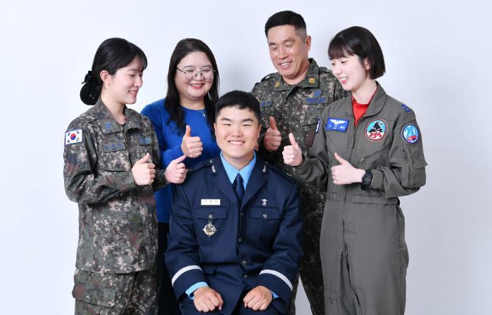 [가정의 달&hellip;행복한家 든든하軍] 한집에 태어나 같은 부대로, 한집에 살면서 같은 군복을... 가족이지만 전우입니다 썸네일 이미지