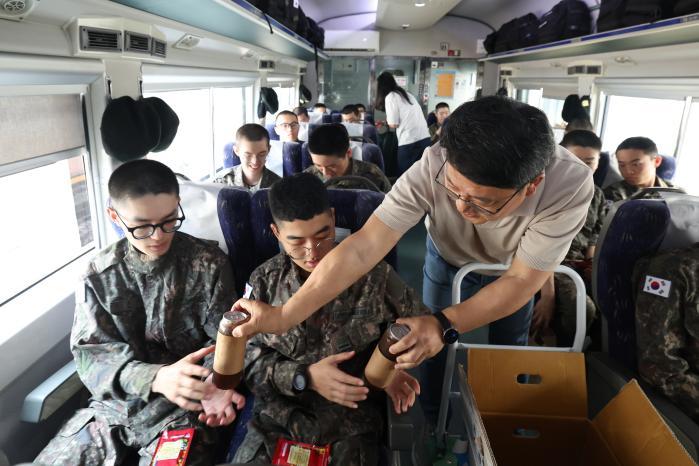 집 떠나와 열차 타고&hellip;&lsquo;자대&rsquo;로 가는 날 두려움보다 설렘으로&hellip;노래 부릅니다! 썸네일 이미지