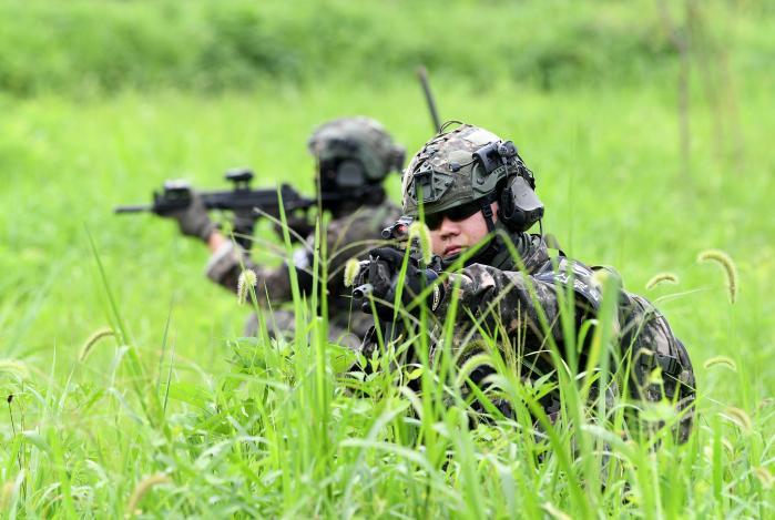 완벽한 DMZ 수색작전 위해  육군1보병사단 수색대대 작전팀 장병들이 경 썸네일 이미지