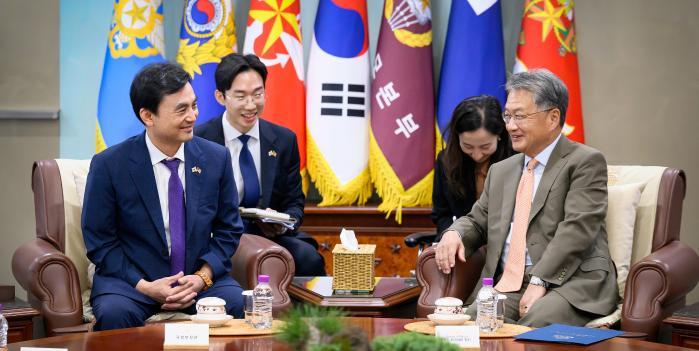 안규백(맨 왼쪽) 국방부 장관과 조셉 윤 주한미국대사대리가 지난 22일 한미동맹 발전 방향과 한반도 안보 정세를 논의하고 있다. 국방부 제공