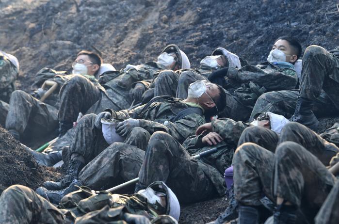 [건군77주년 국군의 날] 위기는 지우고&hellip;국민 아픔 보듬는 진정한 동반자 희망의 불 밝혔다 썸네일 이미지