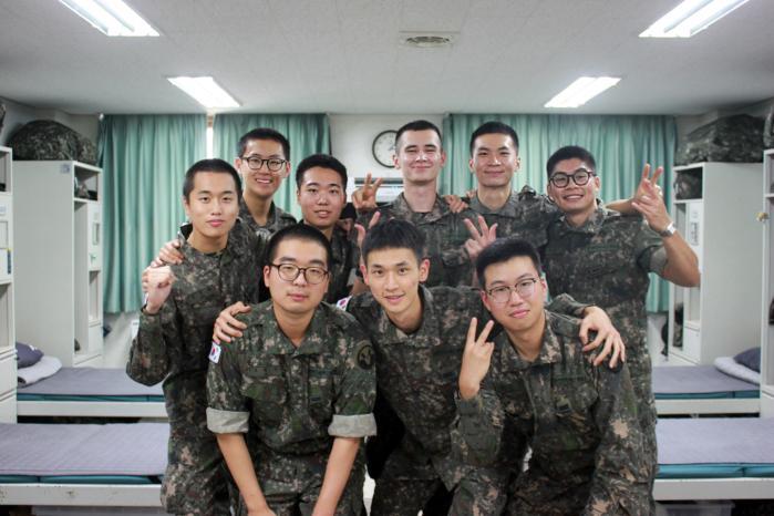 새빨간 열정 샛노란 온기 새파란 젊음&hellip; 다 품은 우리의 색은 국방 썸네일 이미지