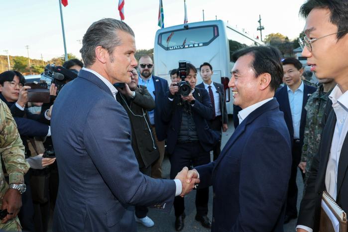 안규백 국방부 장관 헤그세스 전쟁부 장관&nbsp;JSA서 첫 만남 썸네일 이미지