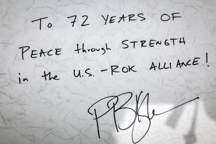 &ldquo;한미동맹의 힘으로 이룬 72년의 평화!&rdquo; 헤그세스 친필 메시지 썸네일 이미지