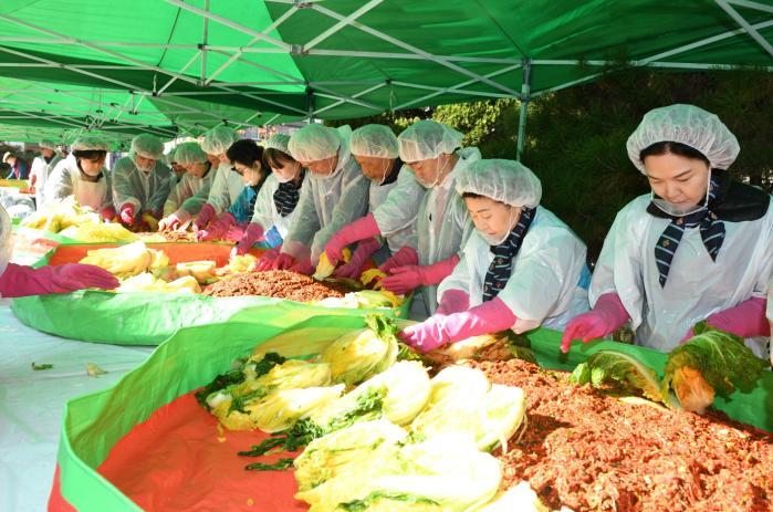 [예비역 광장] 김장김치 2000포기에 온정 담아 참전용사&middot;취약계층 가정에 전달 썸네일 이미지