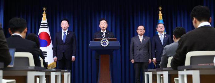 &ldquo;국민주권의 날 지정, 국민 용기 기릴 것&rdquo; 썸네일 이미지