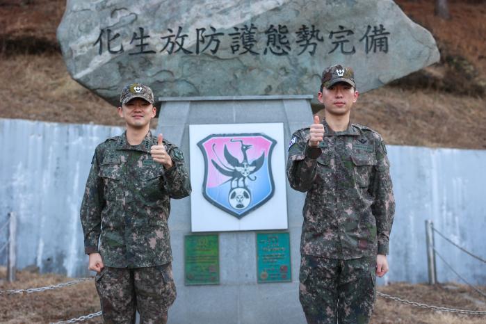 국군화생방방호사령부 김수환&middot;신명식 육군대위 &hellip; 교통사고 현장 목격 시민 구조 썸네일 이미지