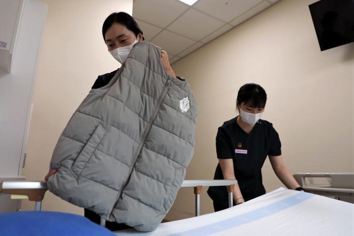 &lsquo;조끼형 환자복&rsquo; 신규 제작 보급&hellip;보온&middot;편의&middot;위생 &lsquo;일거다득&rsquo; 썸네일 이미지