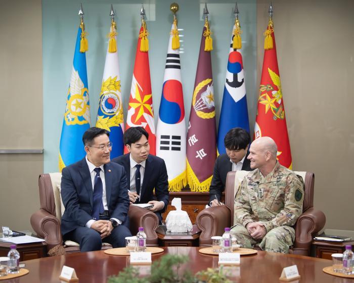 Defense Minister Shin Won Sik (left) met with NATO