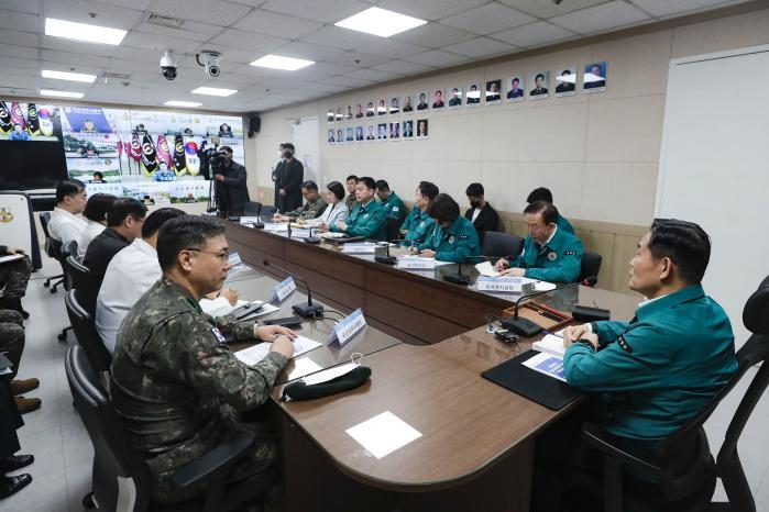 Defense Minister Shin Won Sik (far right) visited 