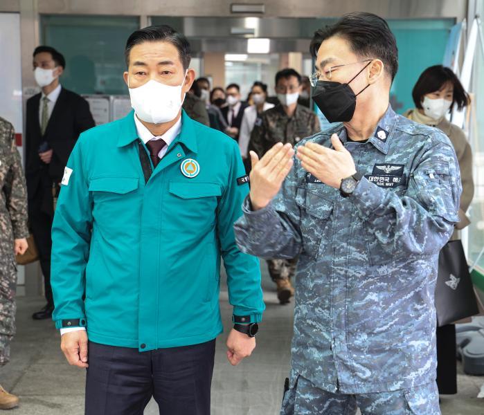 On March 5, Defense Minister Shin Won Sik (left) r