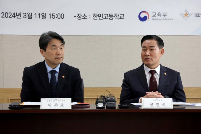 Defense Minister Shin Won Sik (right) and Lee Ju-h