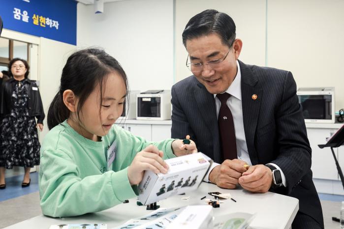 Defense Minister Shin Won Sik makes soldier figuri