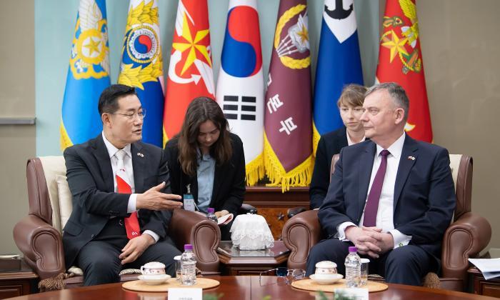 Defense Minister Shin Won Sik (left) met with Poli