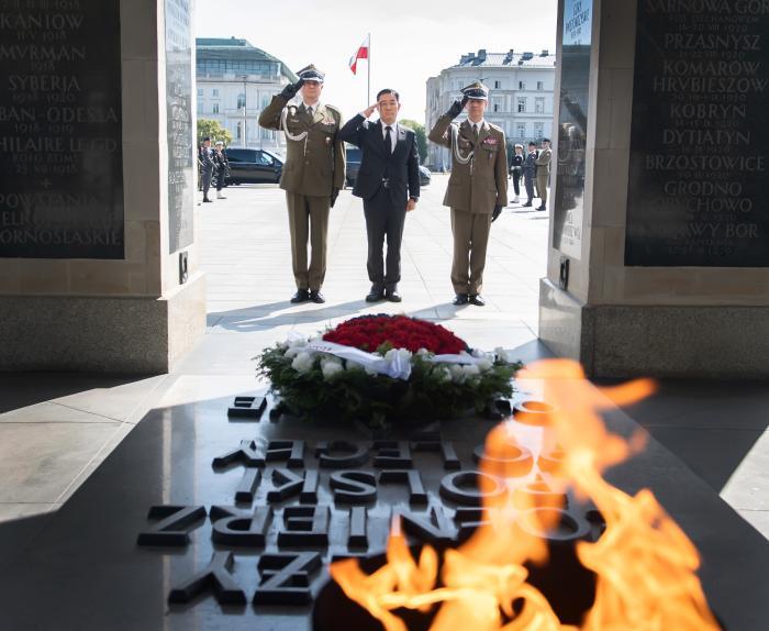 Defense Minister Shin Won Sik pays his respects at